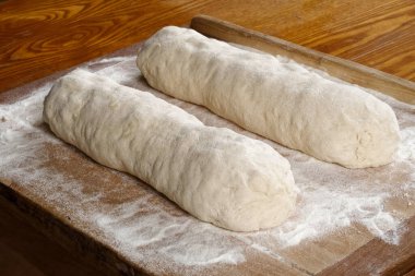 Köy tahtasında pişmemiş iki bohem ekmek köftesi..