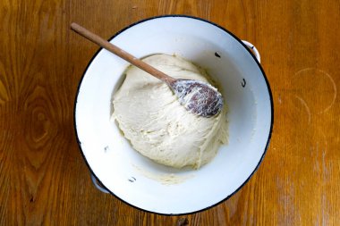 Mayasız maya hamuru, tahta kaşıkla beyaz diş minesi metal b