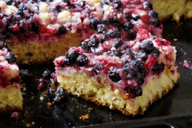 Ev yapımı meyve ve peynirli kolach..