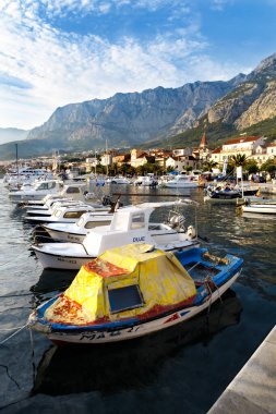 Tekneleri ve mavi gökyüzü olan Makarska limanı manzarası.