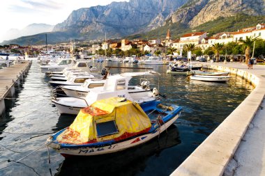 Tekneli Makarska limanı manzarası.