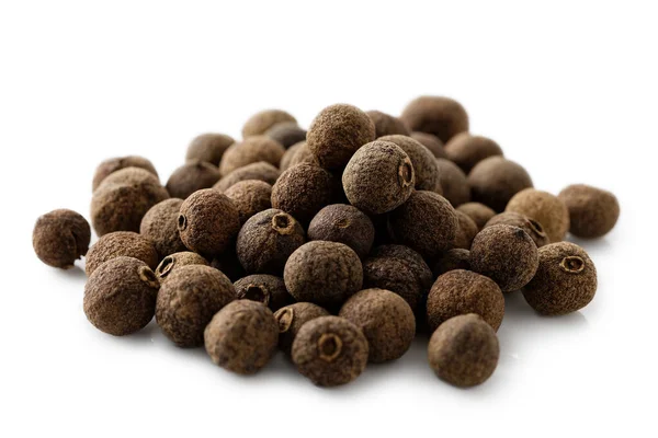 A pile of whole allspice isolated on white. — Stock Photo, Image