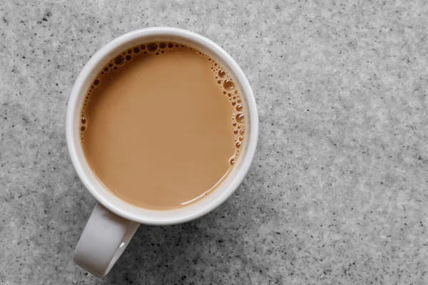 Café branco ou chá com bolhas em caneca de cerâmica branca isolada o — Fotografia de Stock