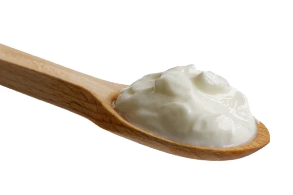 Yogur Skyr en cuchara de madera aislada en blanco . — Foto de Stock