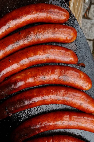 Paprika braadworst op gietijzeren bakplaat van bovenaf. — Stockfoto