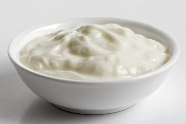 Cuenco de cerámica blanca de yogurt skyr aislado sobre fondo gris . — Foto de Stock