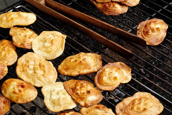 Oscypek smoked sheep cheese on a grill. — Stock Photo, Image