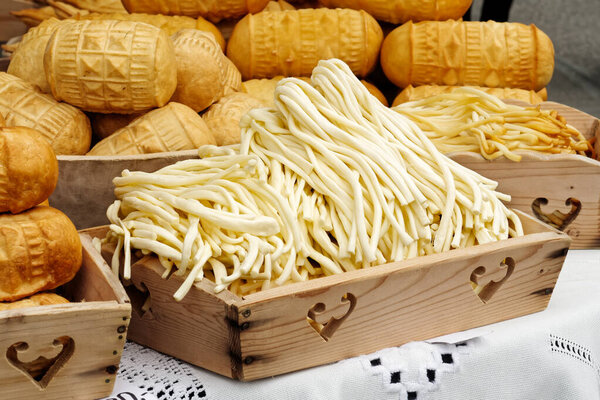 Кобарчик копченый сыр на деревянном подносе с осципек чи
