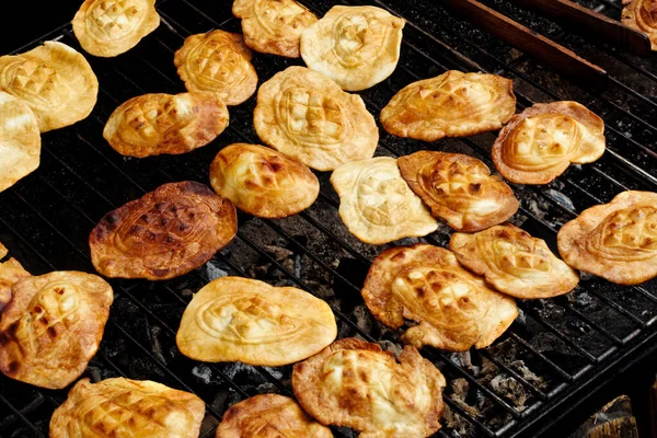 Oscypek smoked sheep cheese on a grill. — Stock Photo, Image