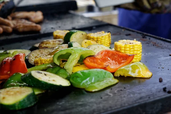 Primo piano di verdure miste alla griglia all'aperto . — Foto Stock