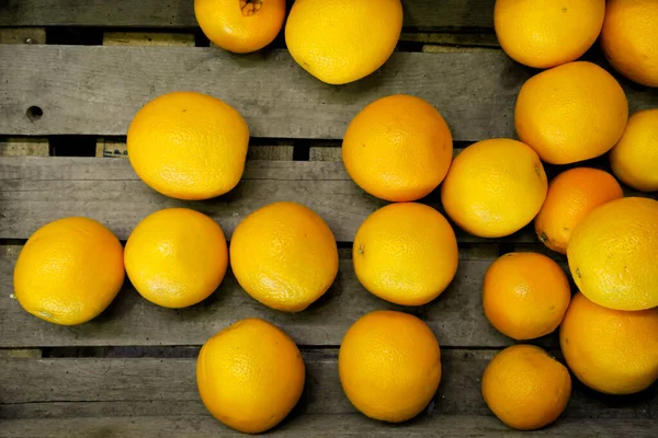 上から素朴な板の上のオレンジ. — ストック写真