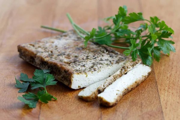 Bloco de tofu marinado com ervas, duas fatias de tofu e pa fresco — Fotografia de Stock