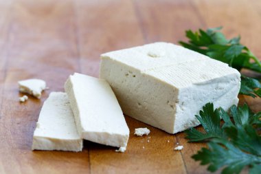 İki dilimli, kırıntılı ve bedava soya peynirli tek parça beyaz tofu.