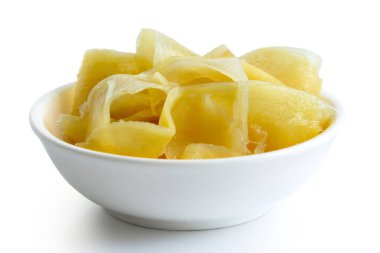 Turşulu zencefil dilimleri beyaz seramik kasede izole edilmiş..