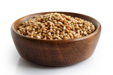 Koyu ahşap kasedeki buğday taneleri beyaz üzerine izole edilmiş.. 