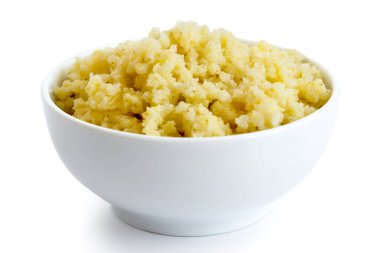 Beyaz seramik kasede pişirilmiş darı..