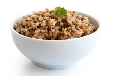 Beyaz seramik kasede yeşil maydanozlu karabuğday.