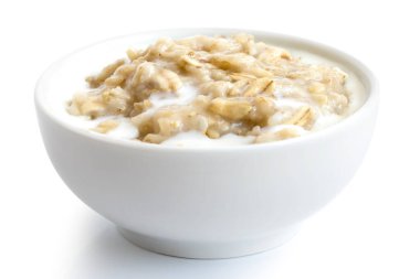 Beyaz seramik kasede sütlü yulaf lapası pişirdim.