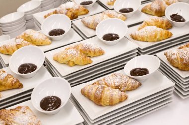 Sade kruvasan ve çikolata soslu modern beyaz tabak.. 