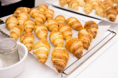 Taze tereyağlı kruvasanla serinletici raflar.