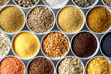 Beyaz seramik tabaklardaki pek çok taneciğin ve titreşimlerin arka planı