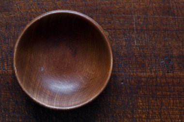 Kahverengi boş ahşap kase, yukarıdan izole edilmiş..