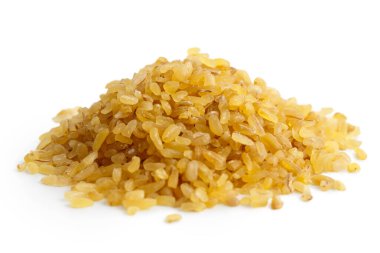 Kuru bulgur beyaz izole buğday yığını.
