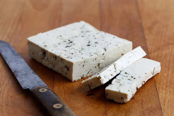 Bloque de tofu natural con hierbas y dos rebanadas de tofu y rústico —  Fotos de Stock
