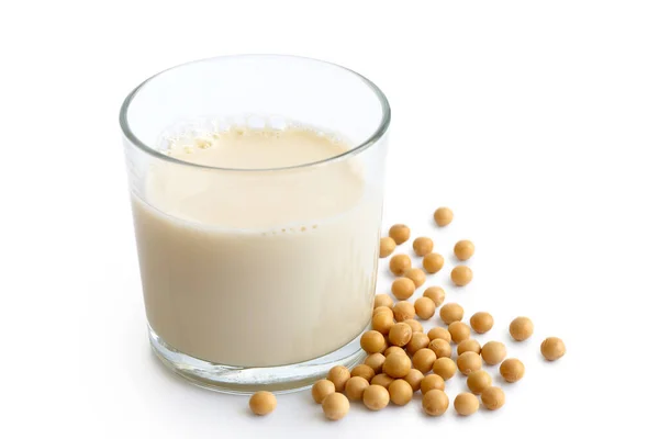Bicchiere di latte di soia con schiuma isolata su bianco. Semi di soia — Foto Stock