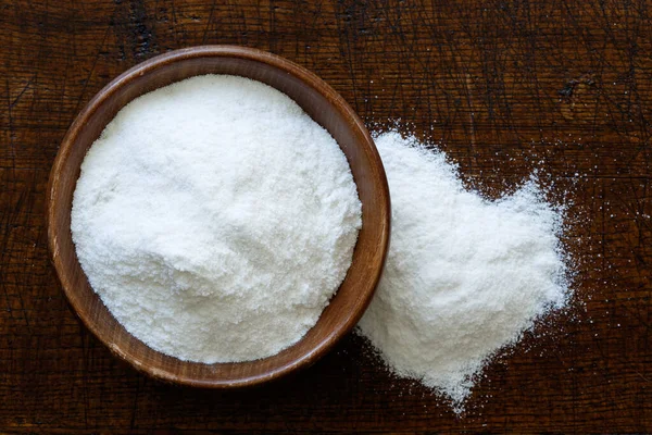 Farinha de arroz branco em tigela de madeira escura isolada em madeira marrom escura — Fotografia de Stock