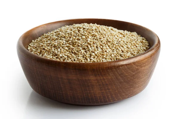 Sementes de quinoa em tigela de madeira escura isolada em branco . — Fotografia de Stock