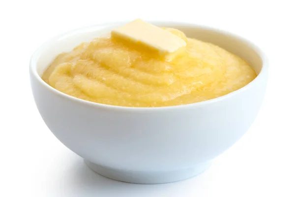 Kokt majsmjöl polenta med smör i vit keramik skål isolat — Stockfoto