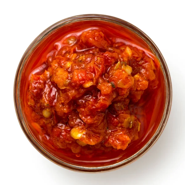 Red Nasekané chilli papričky v oleji ve skleněné misce izolované na whit — Stock fotografie