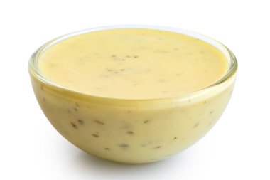 Beyaz tencereye izole edilmiş cam çeşni kabına sarılmış kremalı bitki..