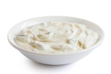 Beyaz seramik kasedeki Tzatziki beyaza izole edilmiş..