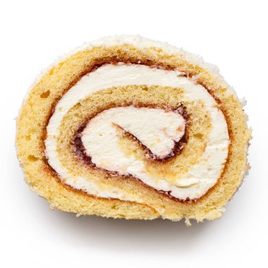 Beyaz üzerine izole edilmiş krema ve reçelli hindistan cevizli İsviçre böreği dilimi