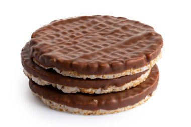 Beyaz üzerine izole edilmiş üç çikolatalı pirinç keki..