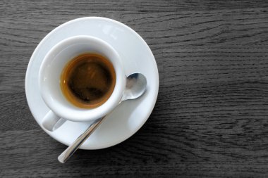 Gri fincanda izole edilmiş klasik italyan espresso.