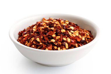 Beyaz seramik kasede izole edilmiş kabaca kırmızı biber.