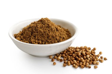 Zemin kişniş tohumları beyaz seramik kasede izole edilmiş.. 