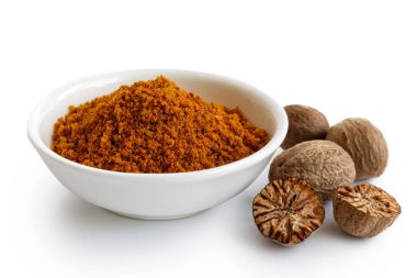 Beyaz seramik kaptaki kuru topuz beyaza izole edilmiş. Tam bir...