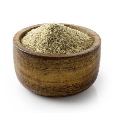 Koyu ahşap kasede beyaz biber, beyaz üzerine izole edilmiş..