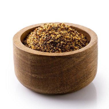 Koyu ahşap kasede koyu kahverengi hardal tohumları.