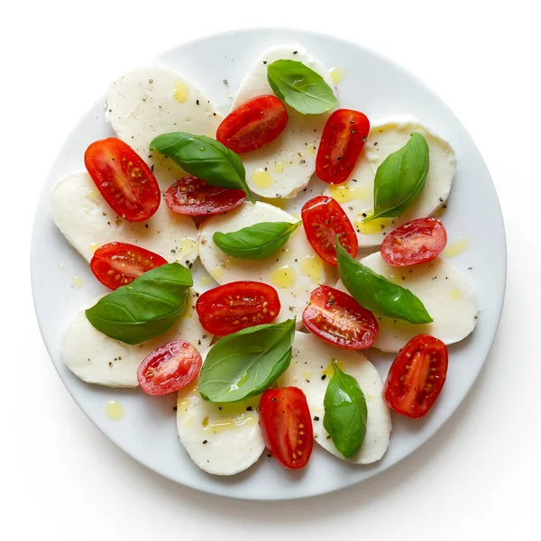 Bandeja blanca de mozzarella en rodajas, tomates cherry y albahaca le —  Fotos de Stock