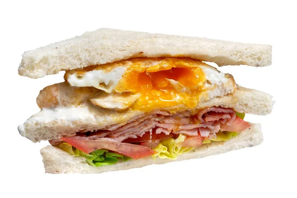 Panino con pancetta e uovo isolato su bianco . — Foto Stock