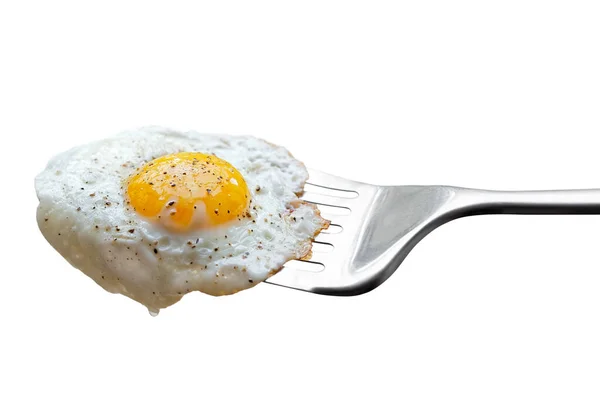 Eenmaal gebakken ei bestrooid met gemalen zwarte peper rustend op m — Stockfoto