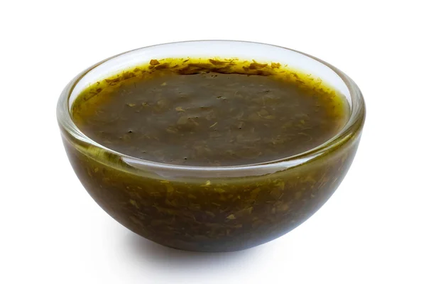 Salsa de menta en tazón de condimento de vidrio aislado en blanco . — Foto de Stock