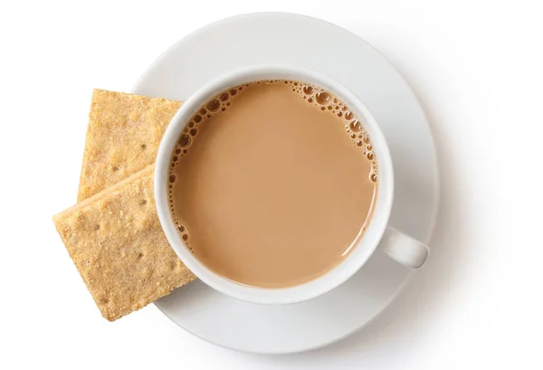 Eine Tasse Tee mit Milch und zwei quadratischen Shortbread-Keksen isolat — Stockfoto