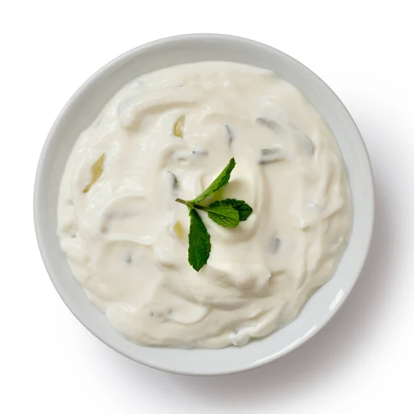 Tzatziki ในชามเซรามิกสีขาวแยกจากสีขาวจากด้านบน นาที — ภาพถ่ายสต็อก