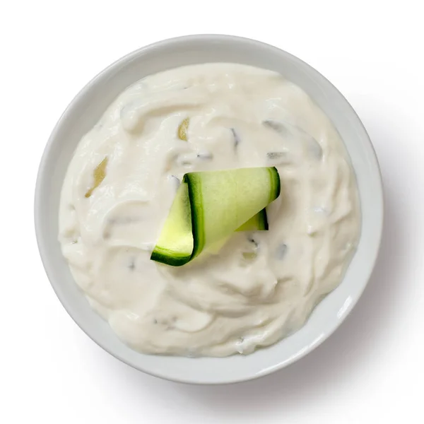 Tzatziki em taça de cerâmica branca isolada em branco de cima. Sli... — Fotografia de Stock